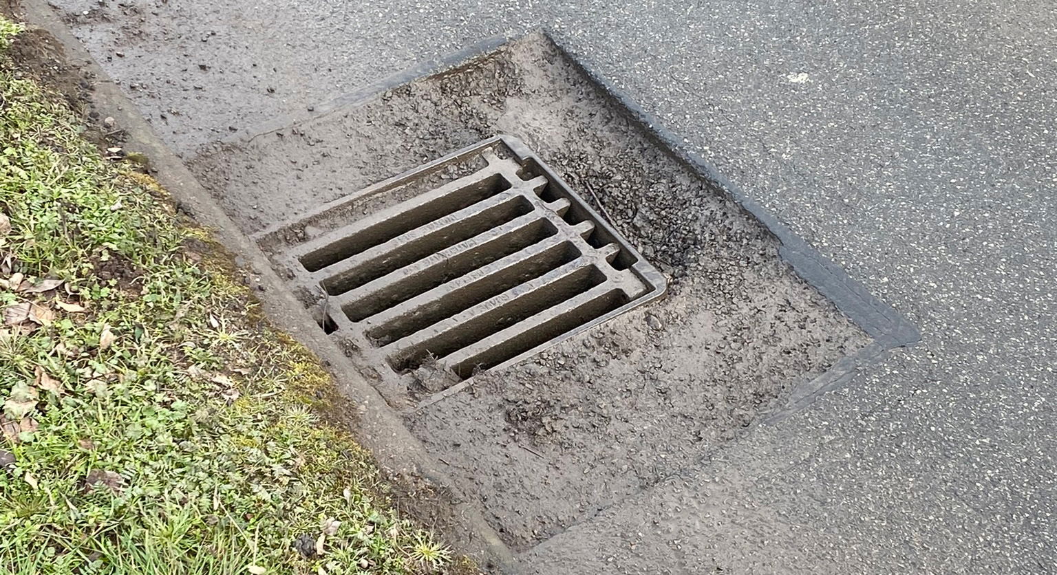 Pothole around a gully grating
