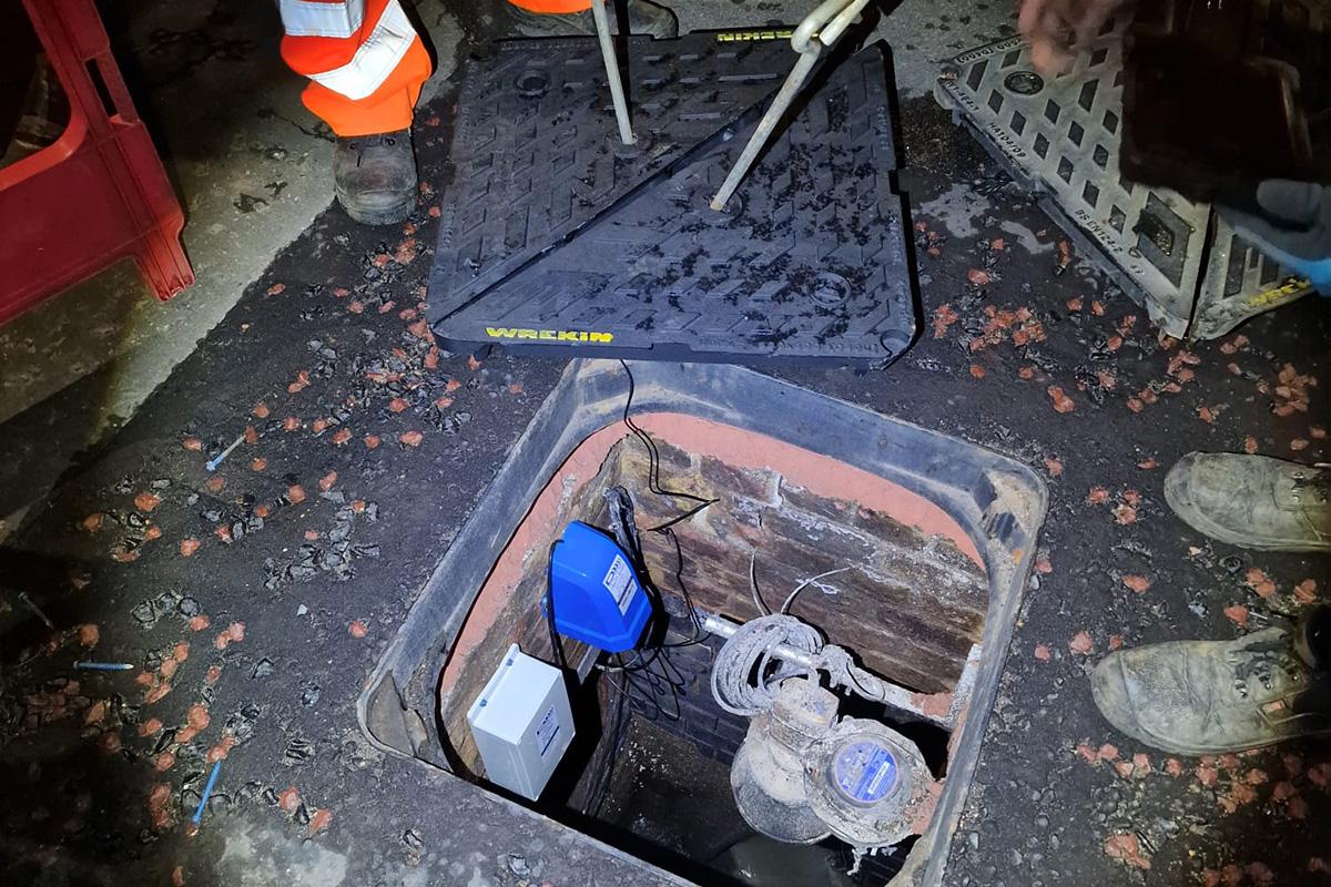 Antennae installation in Unite manhole cover
