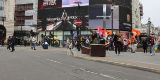 Unite D400 Manhole cover installed in the road at Piccadilly Circus